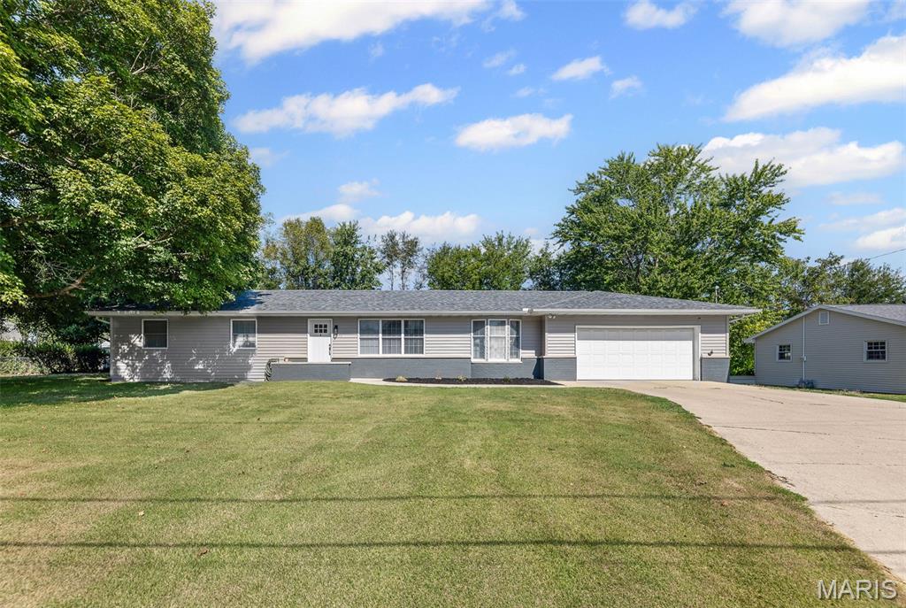 1925 West Fillmore Street Vandalia, IL 62471 - Photo 2 of 25