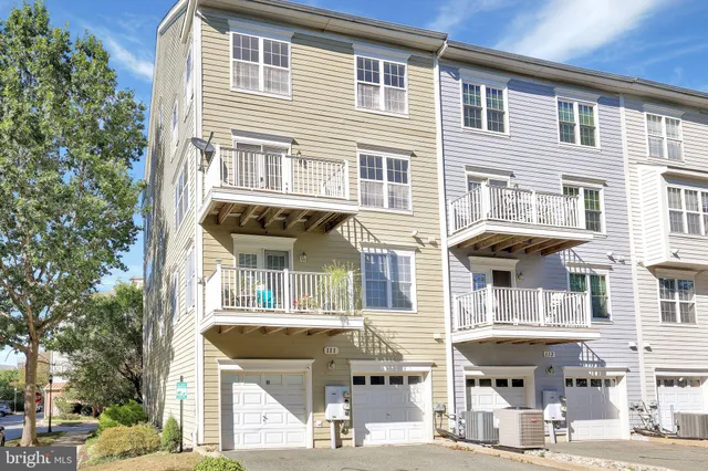 a view of a houses with a roof deck