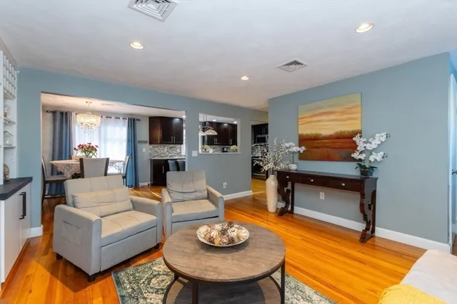 $899,900 | 9 Bruce Street, Burlington, MA 01803