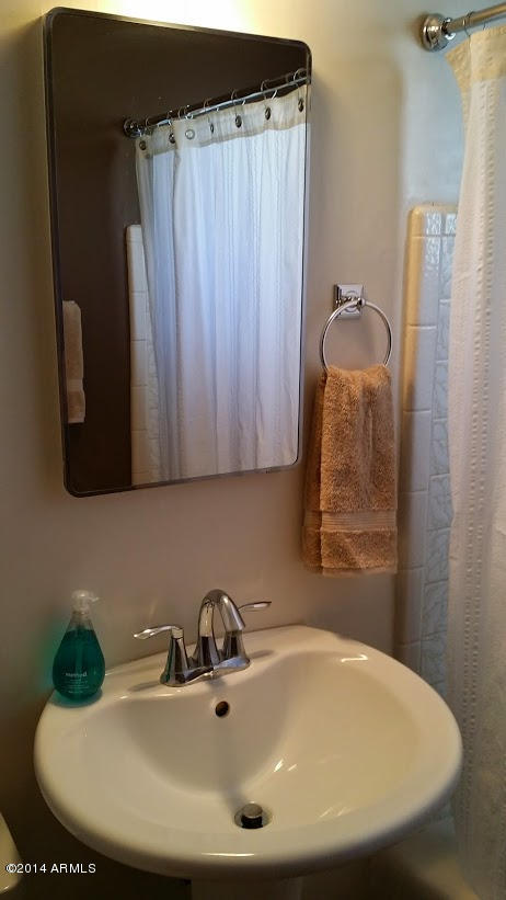 514 East Griswold Road Phoenix, AZ 85020 - Photo 11 of 14 Guest Bathroom