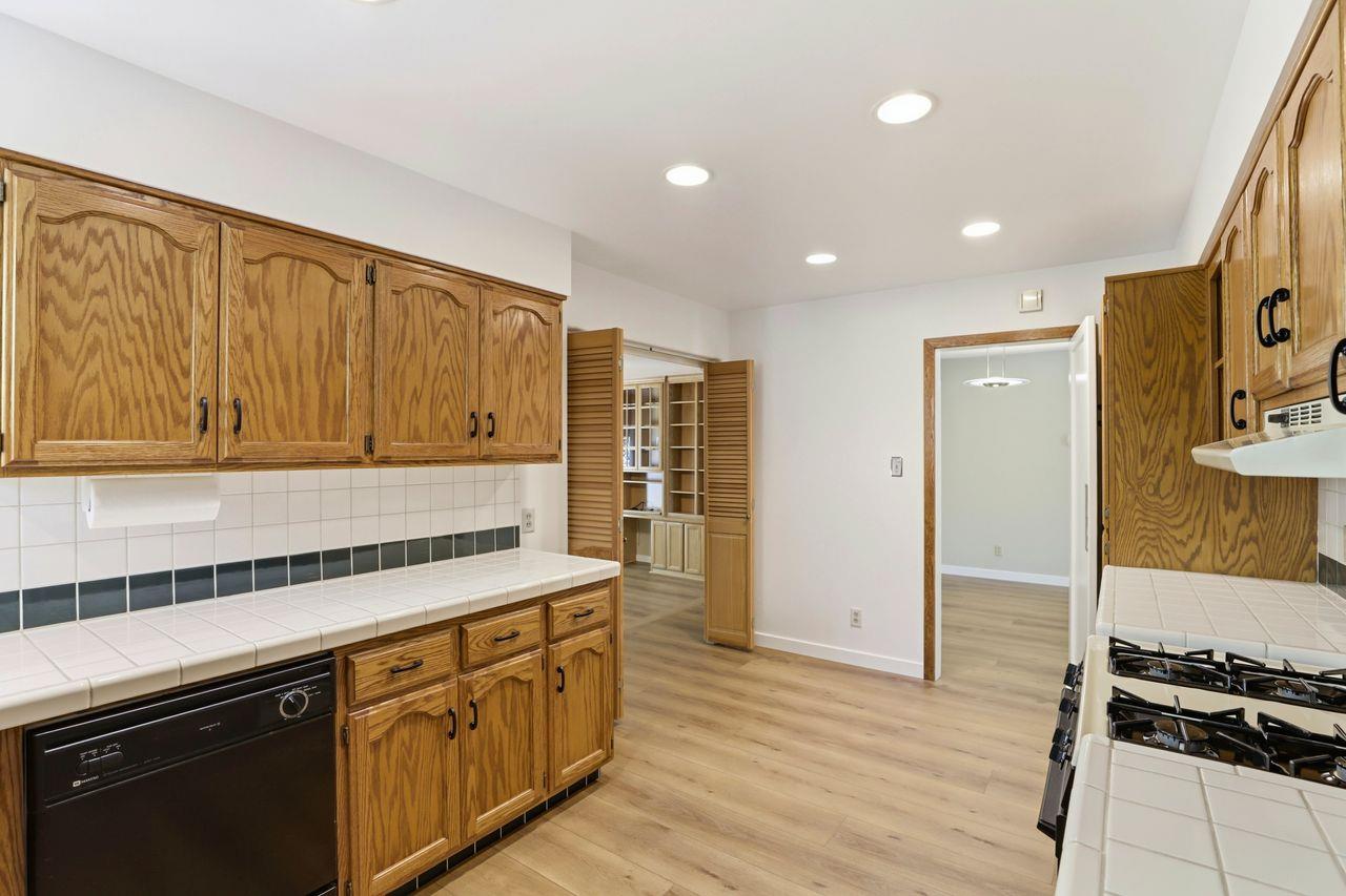 3917 Kings Way Sacramento, CA 95821 - Photo 11 of 34