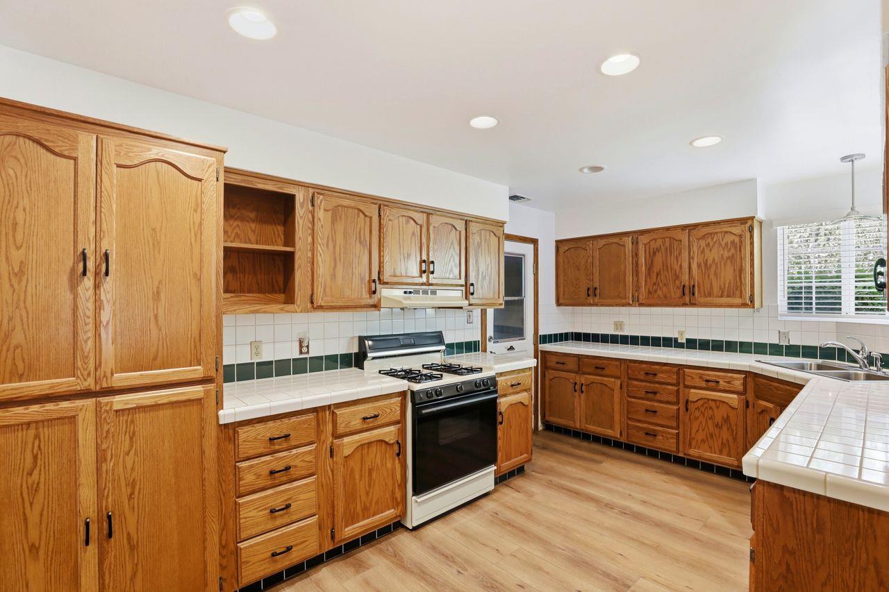 3917 Kings Way Sacramento, CA 95821 - Photo 8 of 34