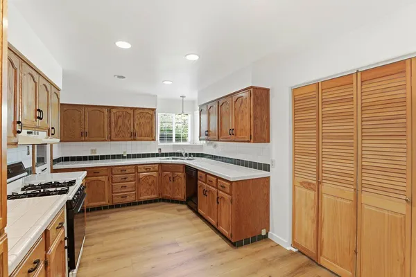 $495,000 | 3917 Kings Way, Sacramento, CA 95821