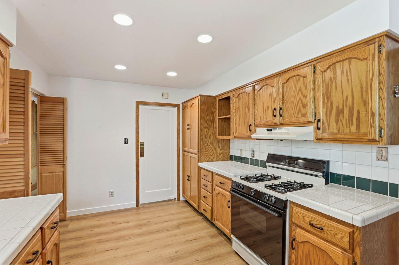 3917 Kings Way Sacramento, CA 95821 - Photo 10 of 34