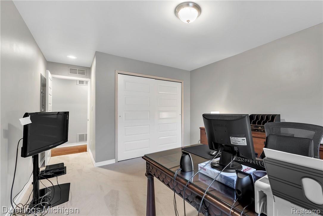 29726 Pine Ridge Circle Farmington, MI 48331 - Photo 23 of 34 29726-Pine-Ridge-Circle-Farmington-Hills-Michigan-windowstill-24.jpg