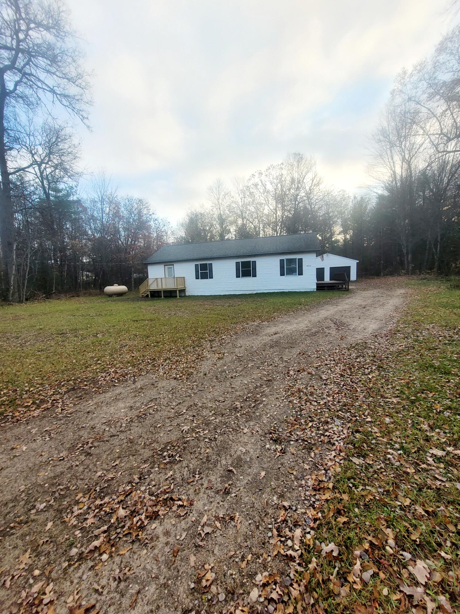 9075 South Grayling Road Roscommon, MI 48653 - Photo 1 of 19 Gallery Image 1
