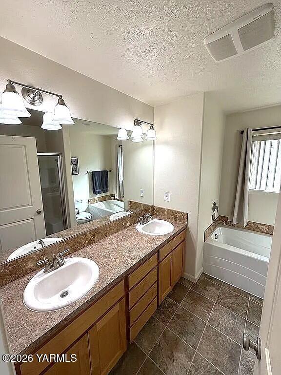 903 Cascade Avenue Moxee, WA 98936 - Photo 12 of 17 011A Primary bathroom