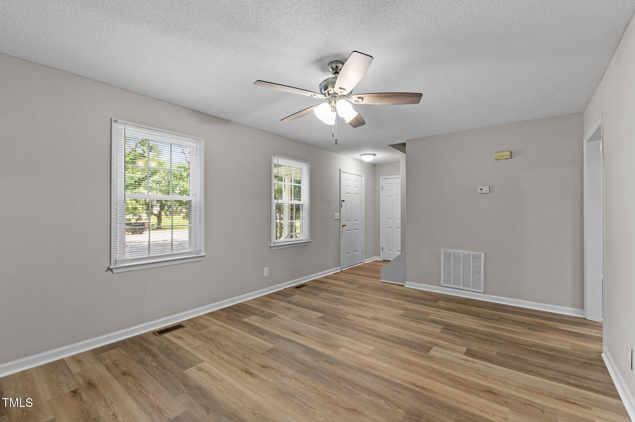 113 Fox Run Henderson, NC 27536 - Photo 3 of 44 20-web-or-mls-DSC_2047