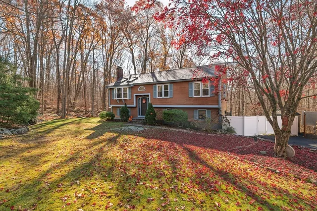 a view of a house with a yard