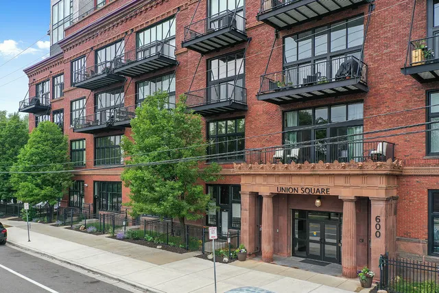 $259,900 | 600 Broadway Avenue Northwest, Unit 204, Grand Rapids, MI 49504
