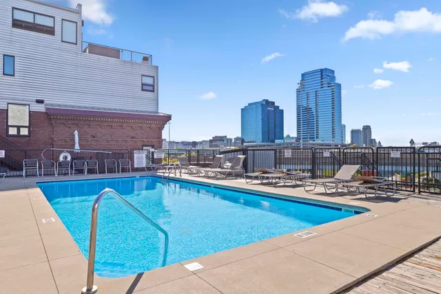 $259,900 | 600 Broadway Avenue Northwest, Unit 204, Grand Rapids, MI 49504