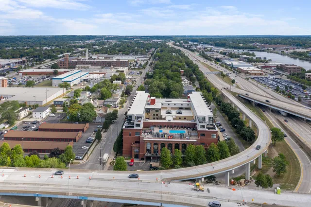 $259,900 | 600 Broadway Avenue Northwest, Unit 204, Grand Rapids, MI 49504