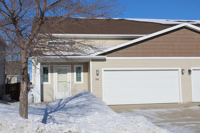$276,500 | 922 31st Avenue West, West Fargo, ND 58078