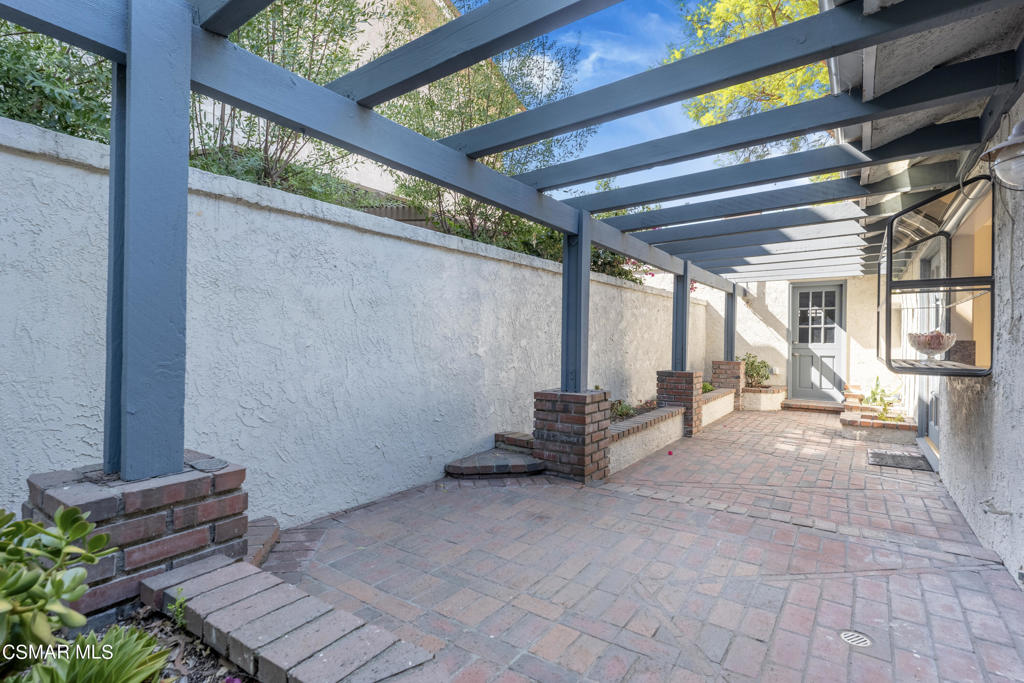 932 Thistlegate Road Oak Park, CA 91377 - Photo 20 of 25 a view of an outdoor space