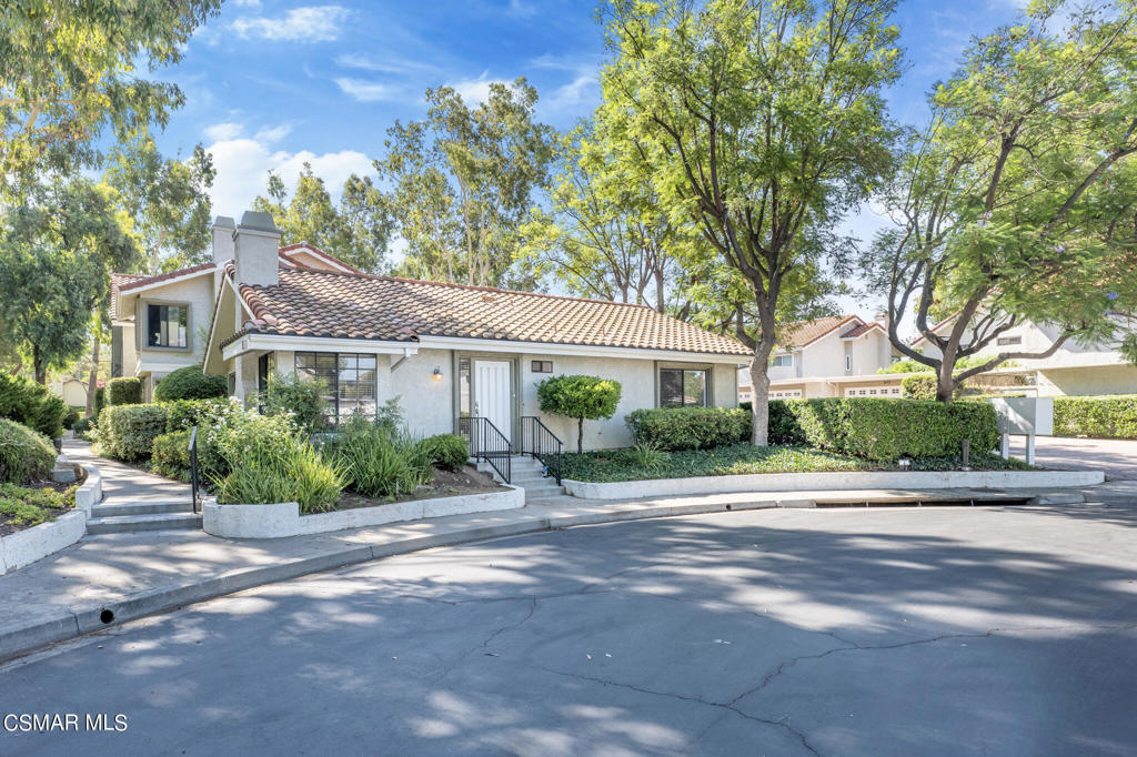 932 Thistlegate Road Oak Park, CA 91377 - Photo 2 of 25 a front view of a house with a garden
