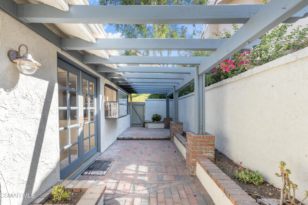 932 Thistlegate Road Oak Park, CA 91377 - Photo 21 of 25