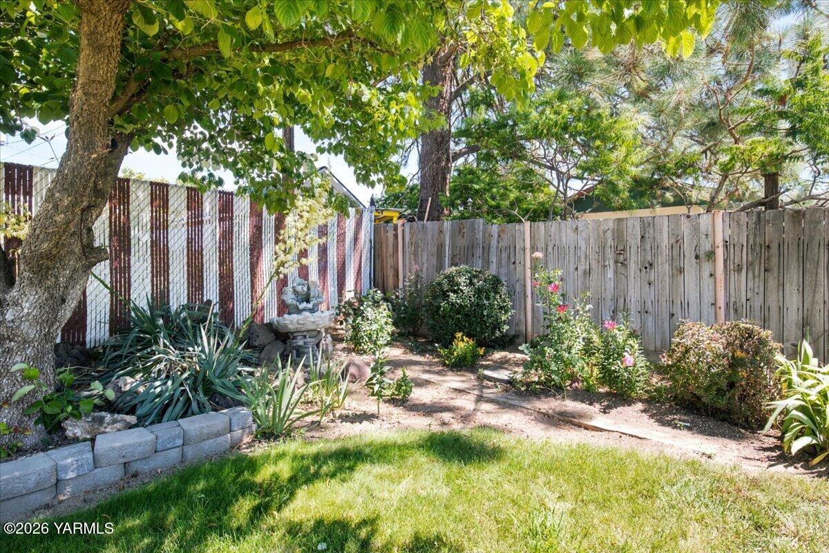 111 Sunset Way Zillah, WA 98953 - Photo 39 of 44 Back yard
