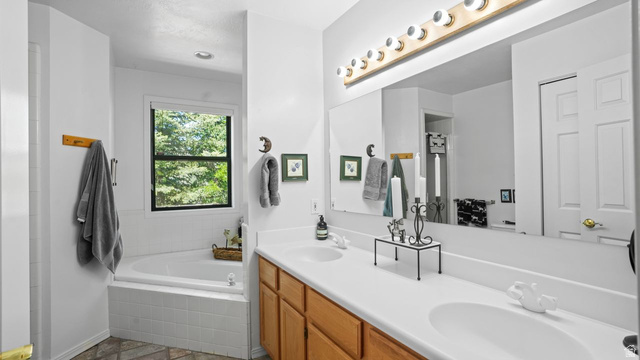 335 Jungfrau Hill Road Midway, UT 84049 - Photo 24 of 34 Full bathroom with double vanity and a bath