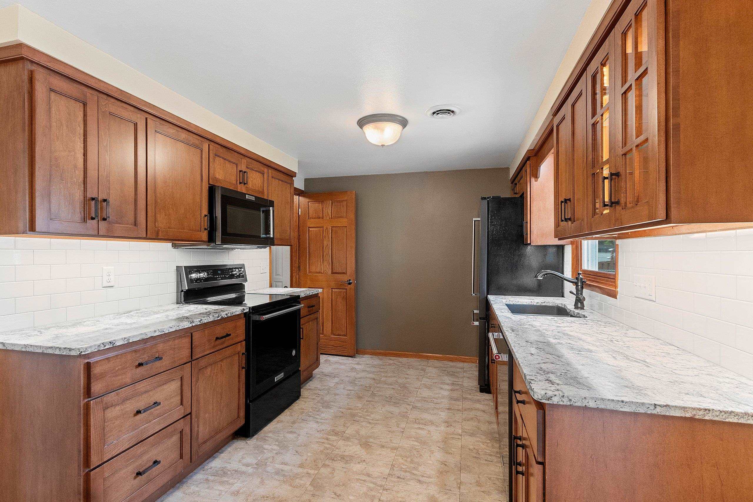 1203 Valleyview Road Green Bay, WI 54304 - Photo 10 of 81