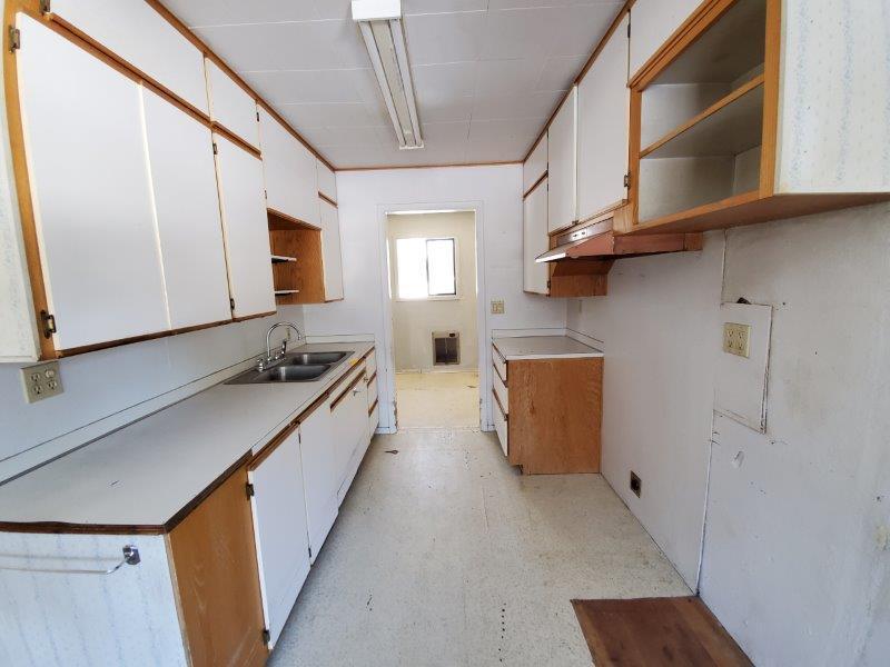 61197 Parrell Road Bend, OR 97702 - Photo 4 of 13 KItchen with laundry room in the background.