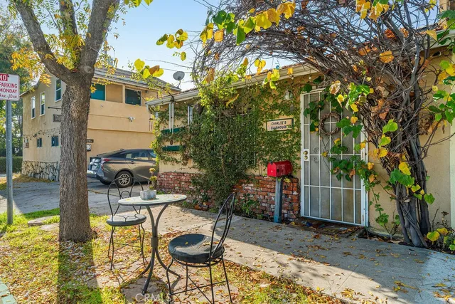 $1,550,000 | 2200 West Burbank Boulevard, Burbank, CA 91506