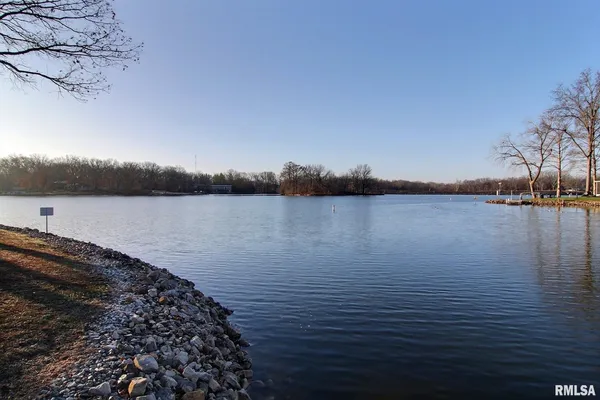 $325,000 | 30287 Cedar Lane, Girard, IL 62640