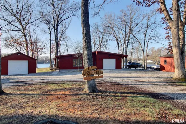 $325,000 | 30287 Cedar Lane, Girard, IL 62640