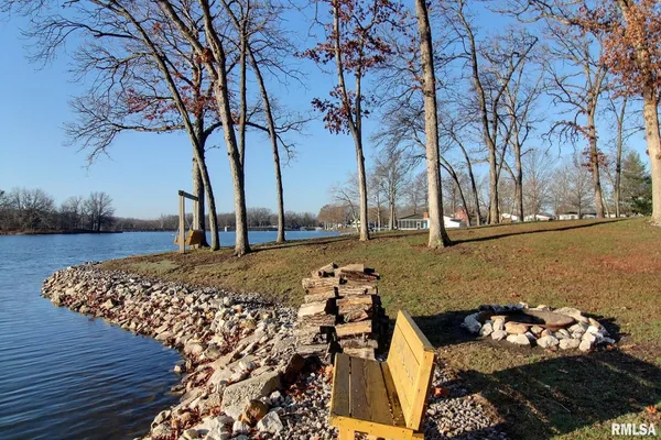 $325,000 | 30287 Cedar Lane, Girard, IL 62640