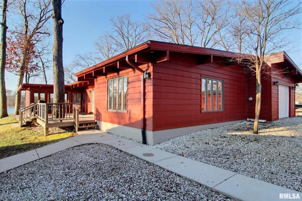 $325,000 | 30287 Cedar Lane, Girard, IL 62640
