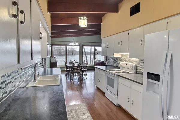 $325,000 | 30287 Cedar Lane, Girard, IL 62640