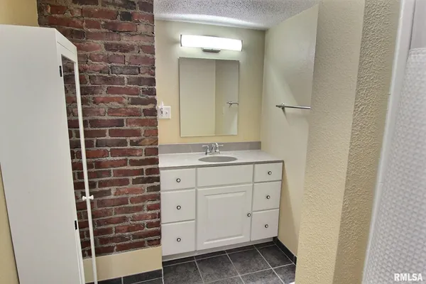 $325,000 | 30287 Cedar Lane, Girard, IL 62640