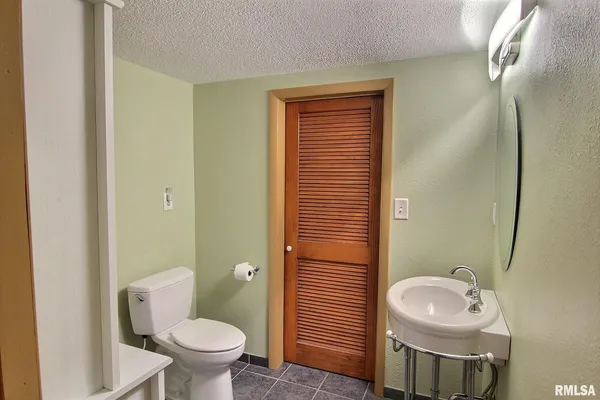 $325,000 | 30287 Cedar Lane, Girard, IL 62640