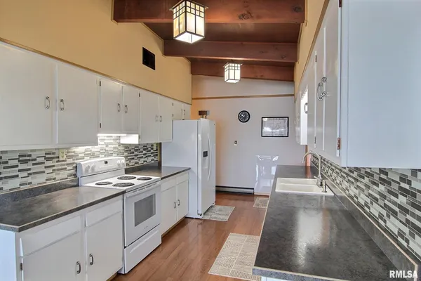 $325,000 | 30287 Cedar Lane, Girard, IL 62640