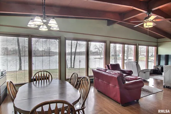 $325,000 | 30287 Cedar Lane, Girard, IL 62640