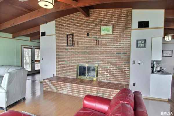 $325,000 | 30287 Cedar Lane, Girard, IL 62640