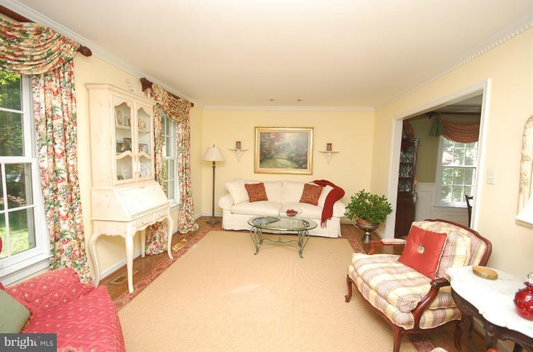 7154 Rivers Edge Road Columbia, MD 21044 - Photo 11 of 30 Living Room