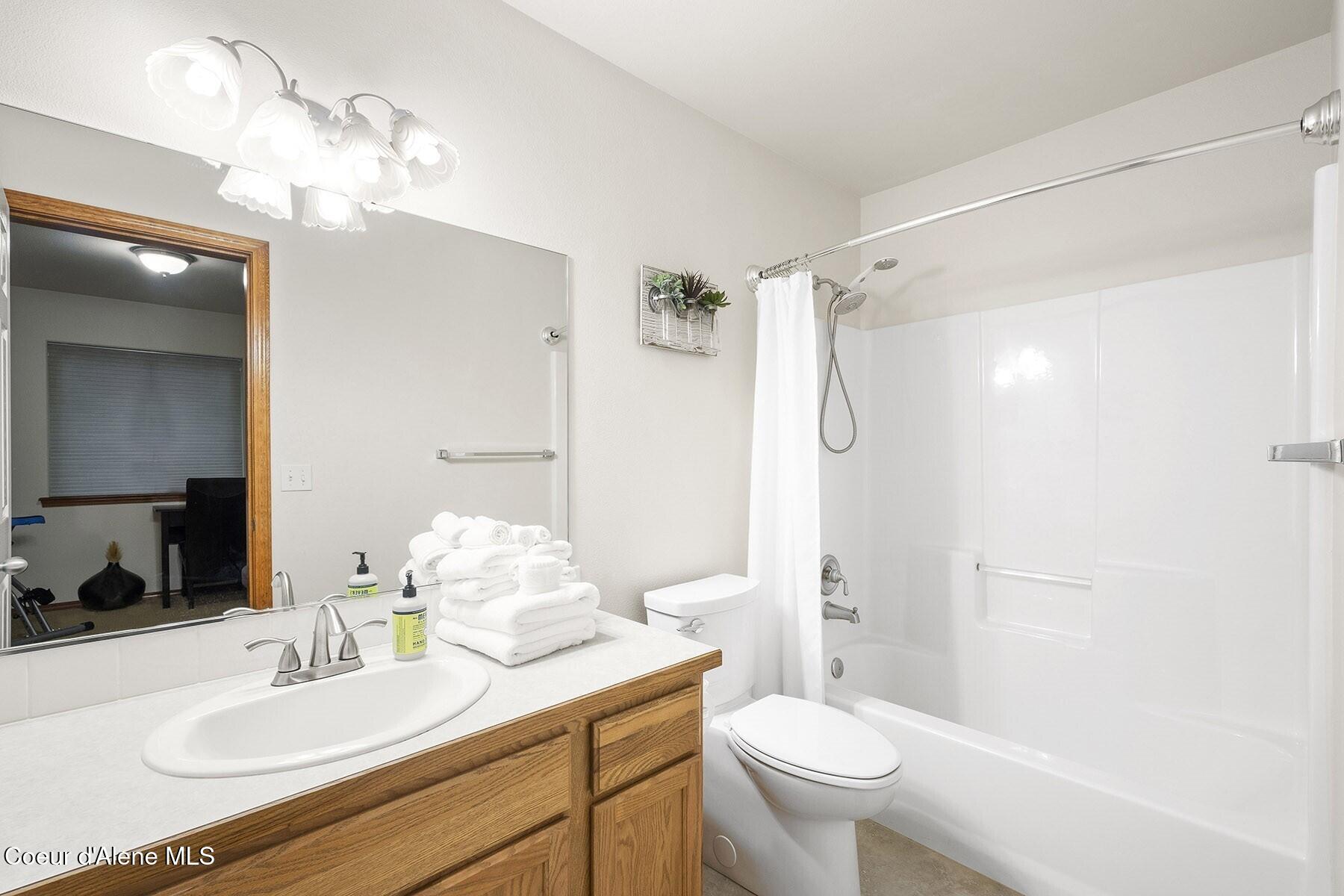 19820 South Alcan Road Coeur D'Alene, ID 83814 - Photo 25 of 81 Full Bathroom with Tub
