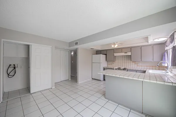 $1,695 | 15 East Carter Drive, Tempe, AZ 85282
