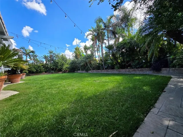 a view of yard with green space