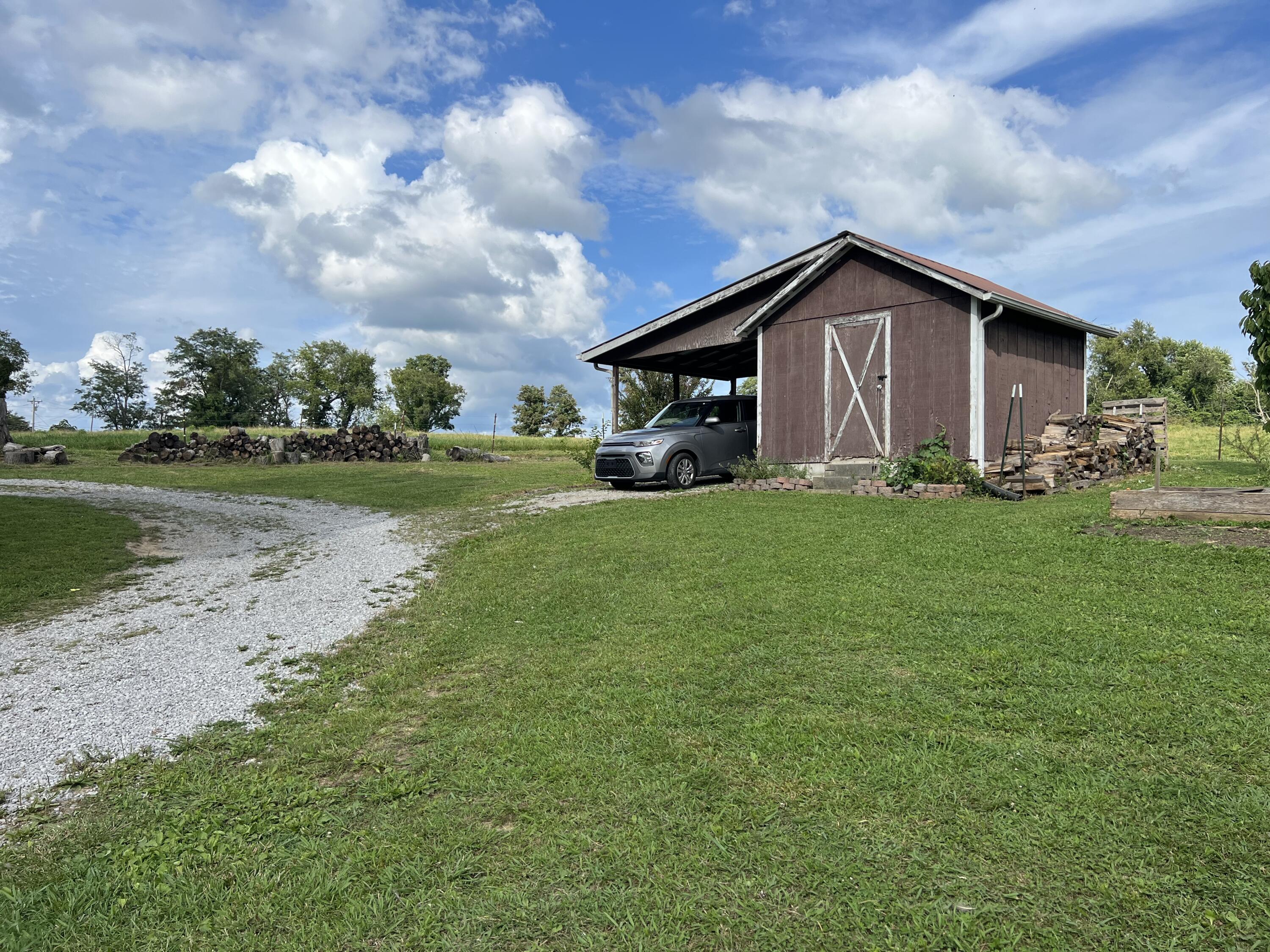 237 Round Top Road Strunk, KY 42649 - Photo 9 of 18 128CFCE0-1B7D-4DC3-B3C4-9EB17D4A1C41