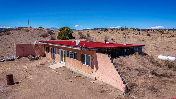 a view of a house with a backyard