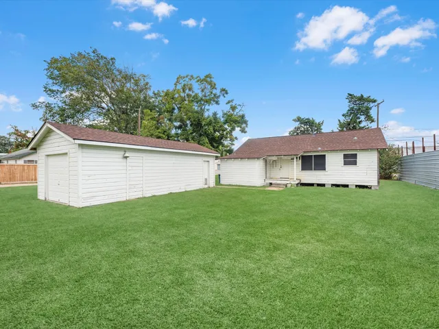 a view of a house with a backyard