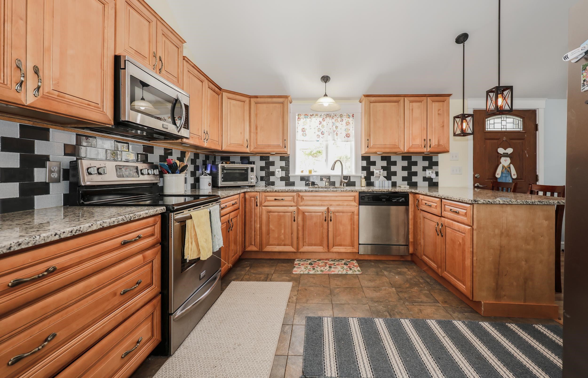 222 Hampstead Road Derry, NH 03038 - Photo 6 of 29