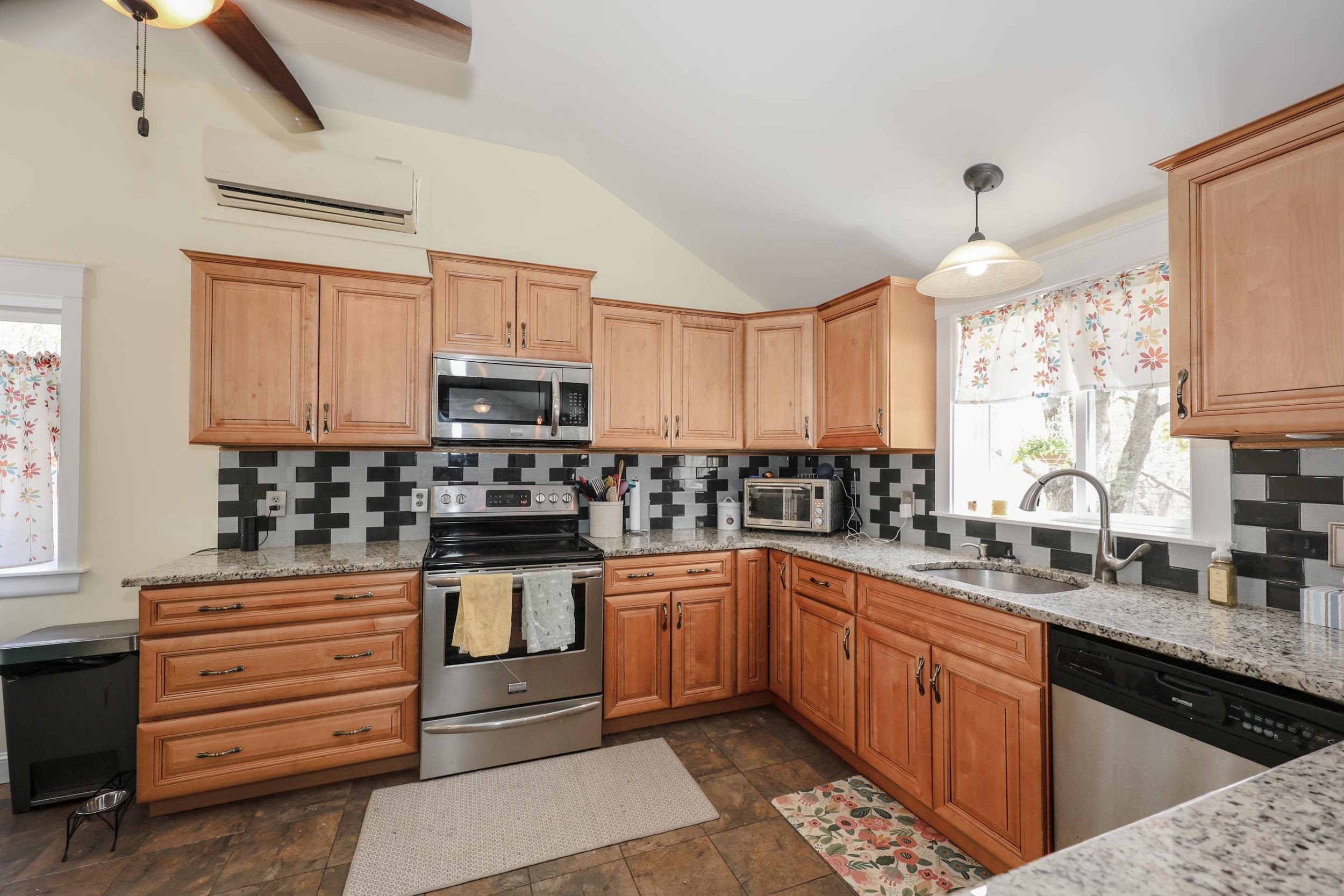 222 Hampstead Road Derry, NH 03038 - Photo 8 of 29