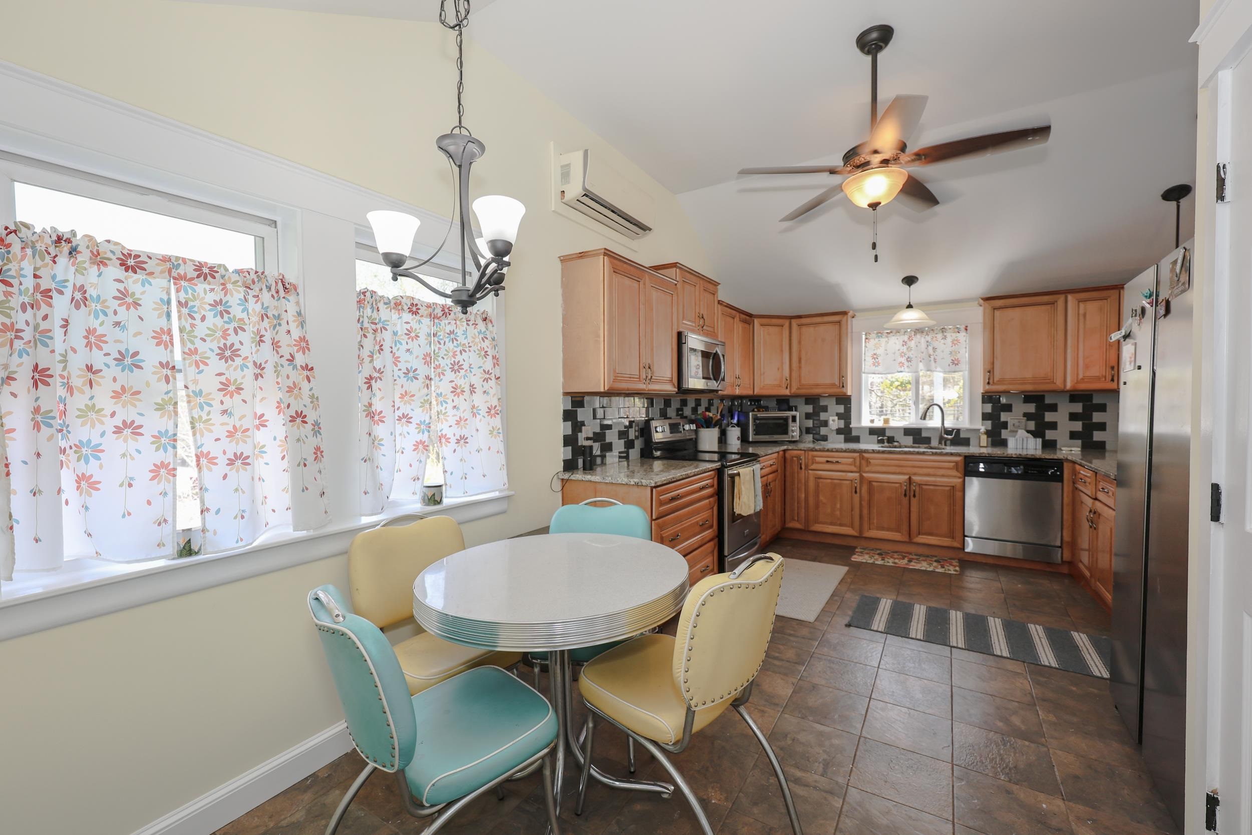 222 Hampstead Road Derry, NH 03038 - Photo 9 of 29