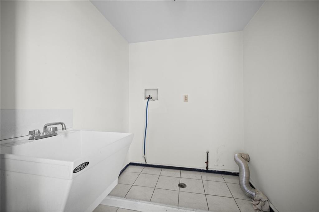 311 Catherine Street McKees Rocks, PA 15136 - Photo 30 of 41 a bathroom with a bathtub