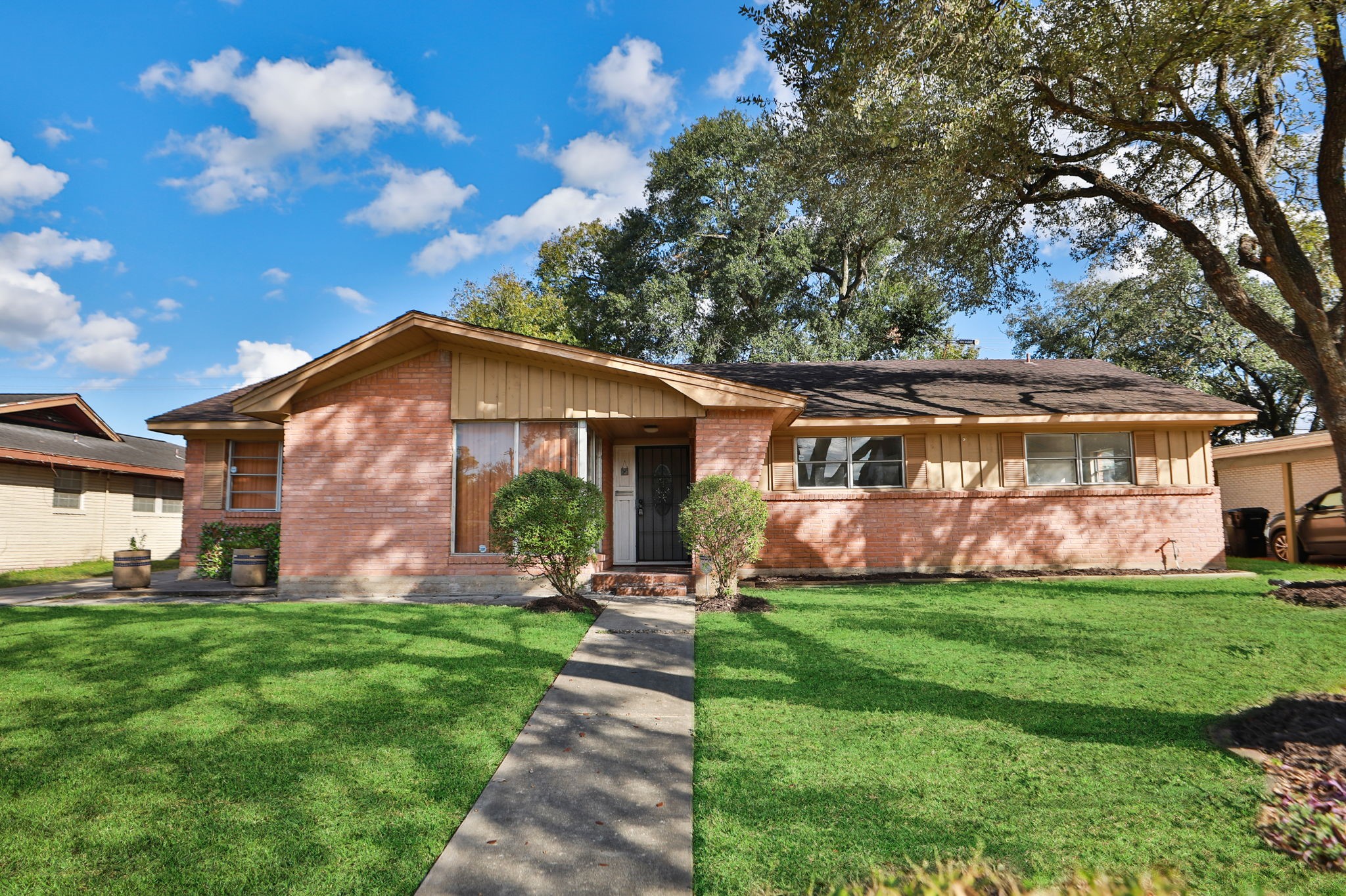 8235 Dover Street Houston, TX 77061 - Photo 3 of 36 a front view of house with yard