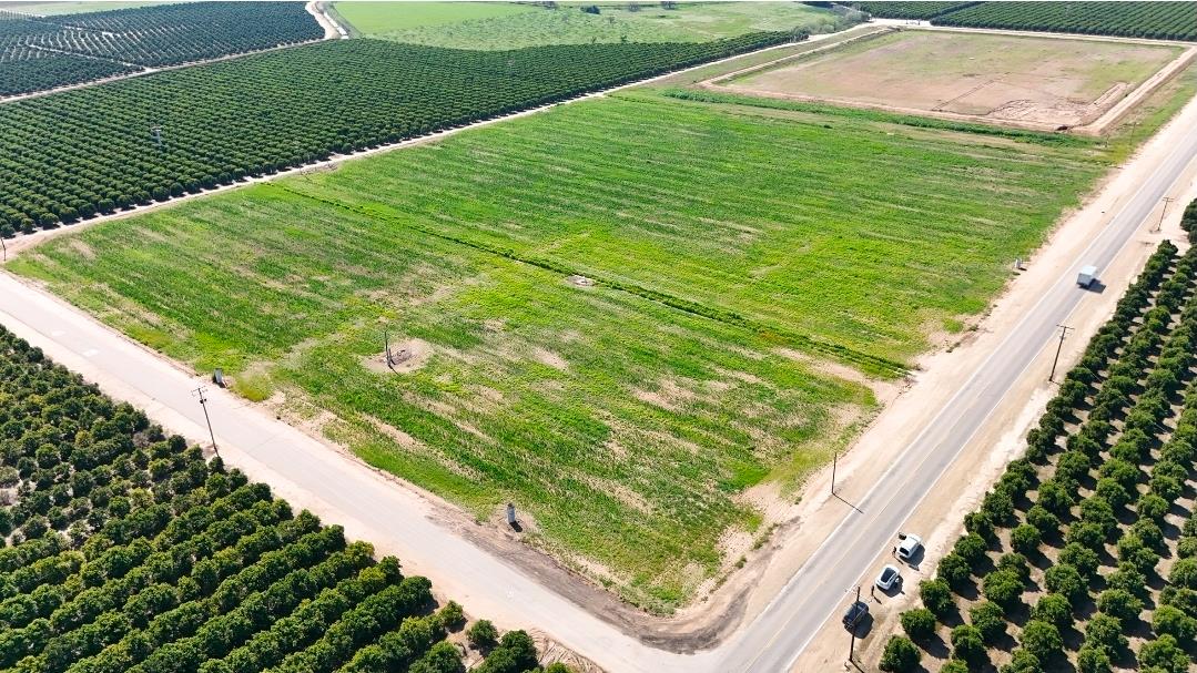 0 N/a Street East Reedley, CA 93654 - Photo 1 of 10 a view of a garden from a balcony