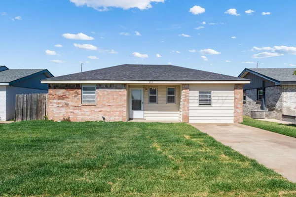 $179,000 | 305 Spruce Avenue, Dumas, TX 79029