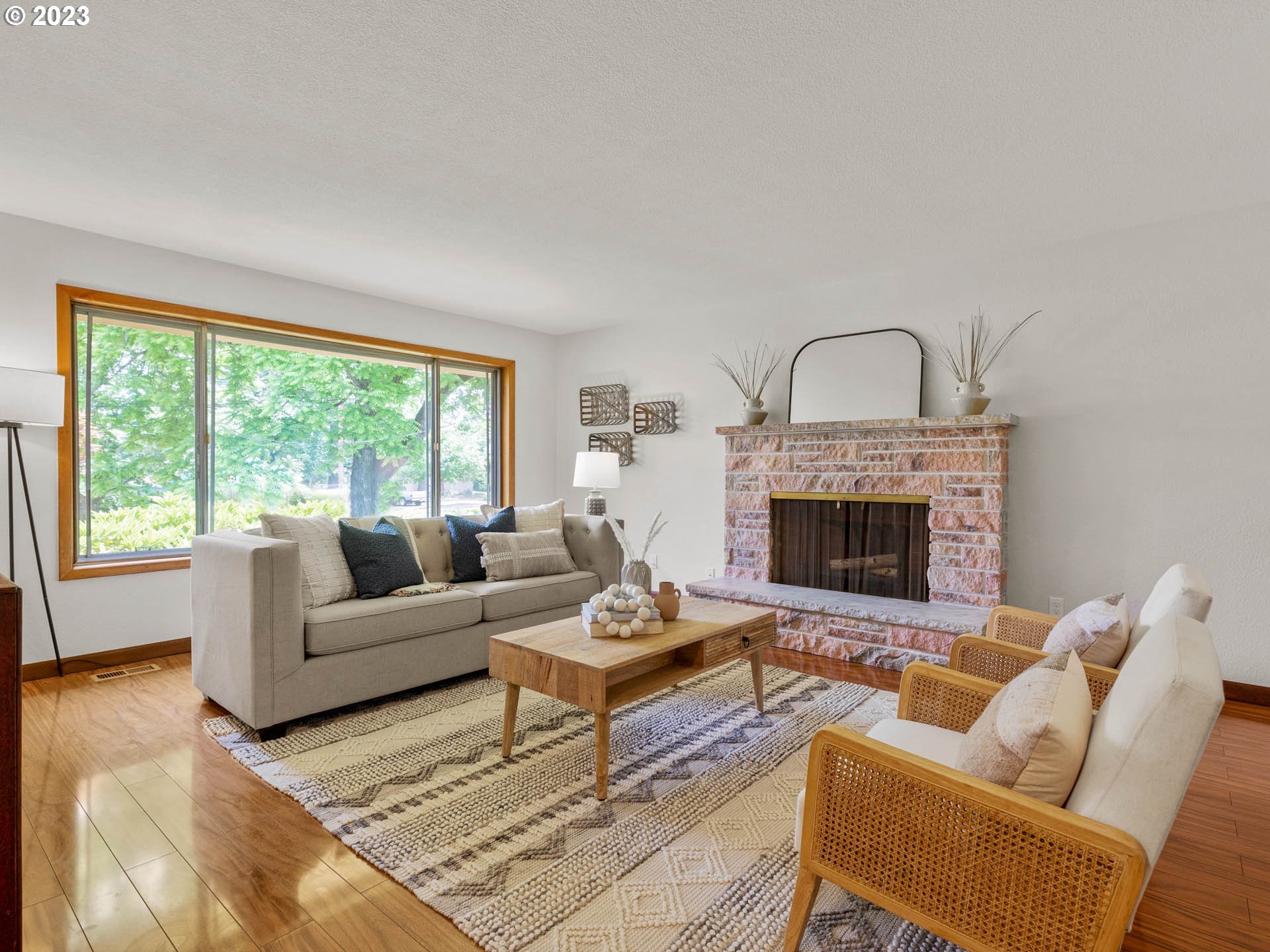 1405 West Powell Boulevard Gresham, OR 97030 - Photo 7 of 45 Living Room